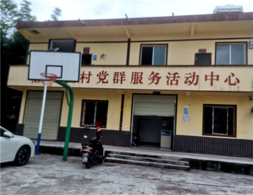 茶山村委门前黄陈的摩托车.jpg